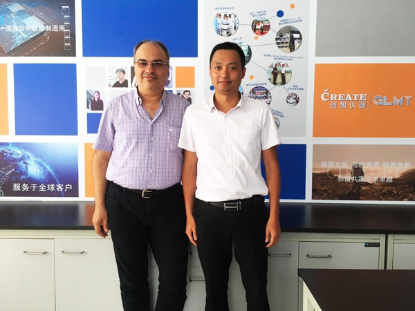 Mr.Yakup Mentes与JIANGNAN.COM江南仪器总经理马建州先生在我公司形象墙下留影