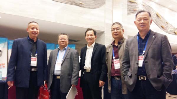 JIANGNAN.COM江南仪器与各位朋友合影