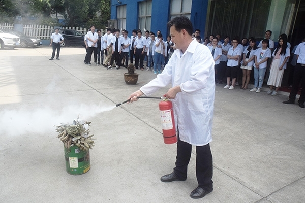 安全员演示如何正确使用灭火器 安全员演示如何正确使用灭火器