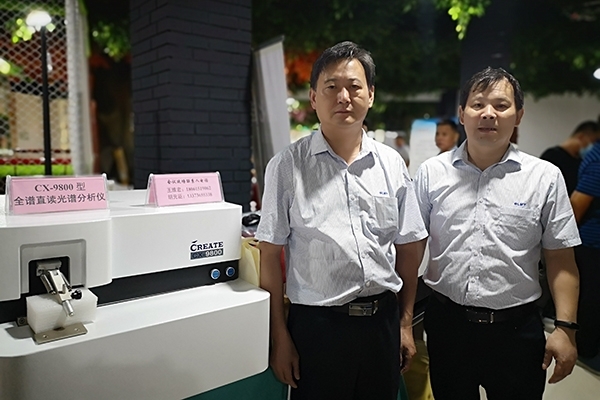 展会展台前 展会展台前