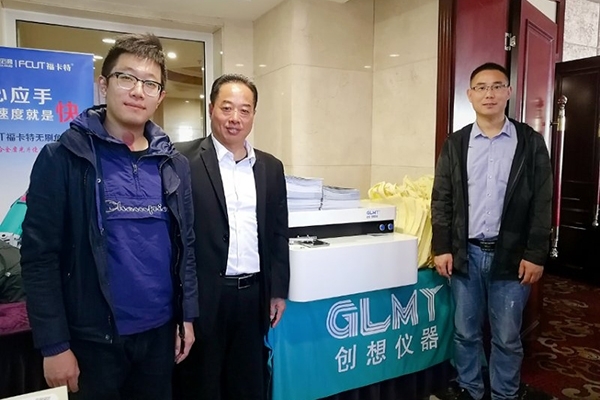 JIANGNAN.COM江南展台前