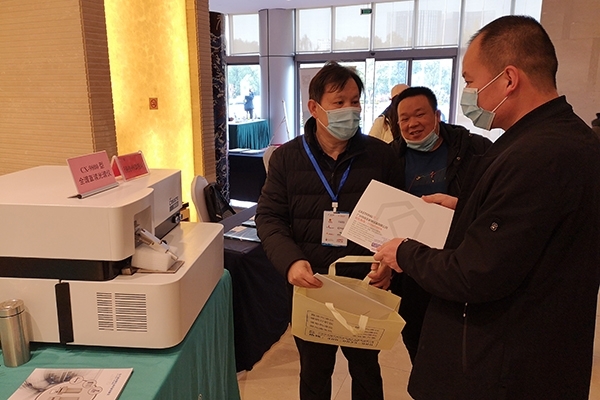 客户至JIANGNAN.COM江南仪器展台咨询