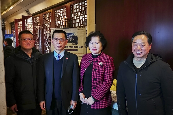 中国铸造协会秘书长张志勇，天津铸锻行业协会秘书长王继英莅临JIANGNAN.COM江南仪器展位前参观指导