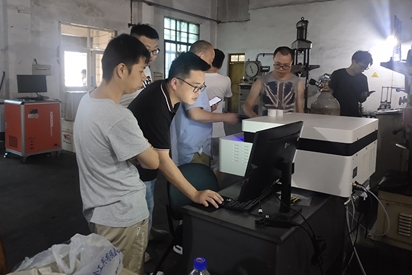 学员现场操作JIANGNAN.COM江南仪器CX-9600型直读光谱仪