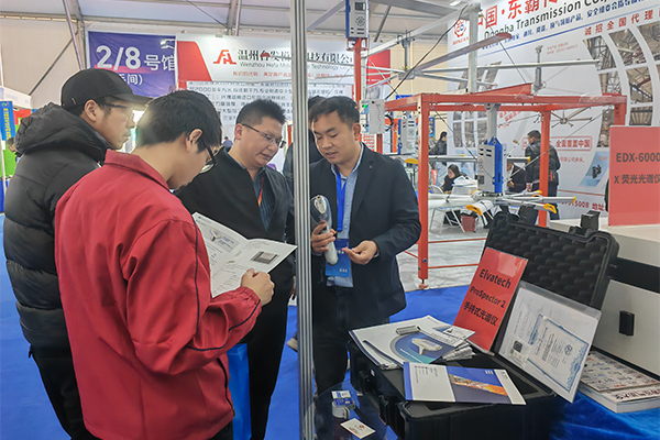 为嘉宾演示我司优质产品