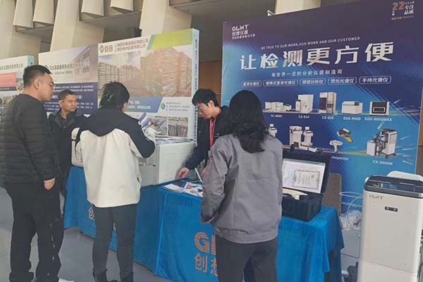 为嘉宾展示我司优质产品